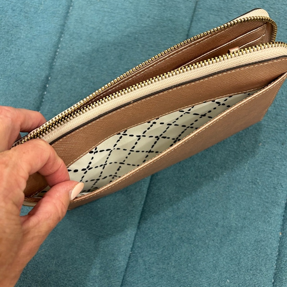 Kate Spade XL Glimmer Metallic wallet. - Picture 5 of 8